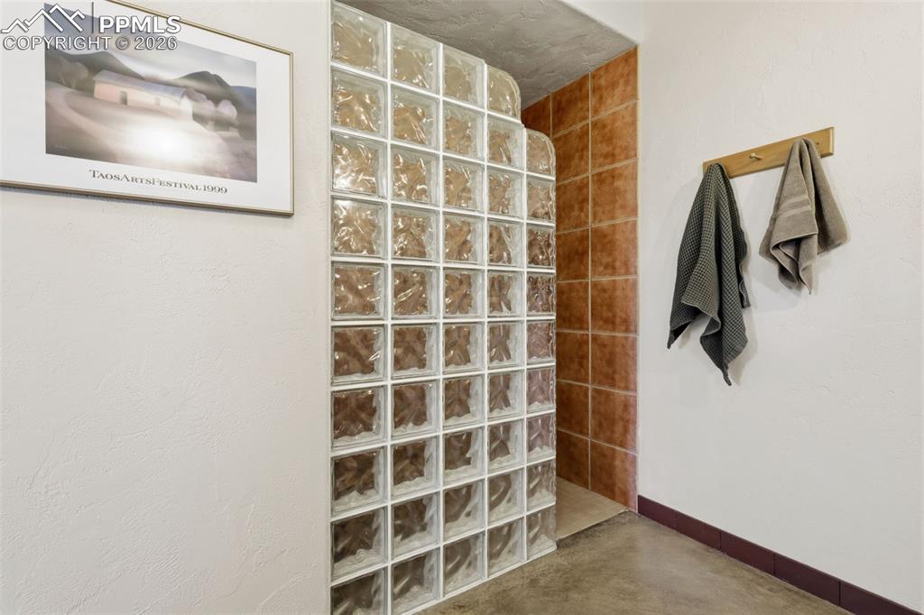 Image 25 of 45: Bathroom