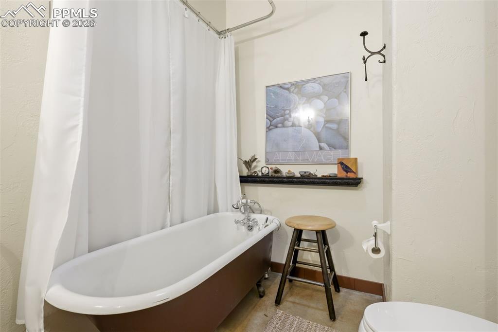 Image 27 of 45: Bathroom