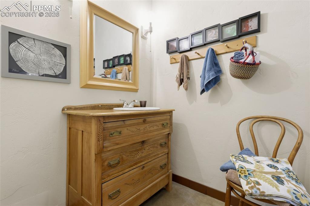 Image 28 of 45: Bathroom