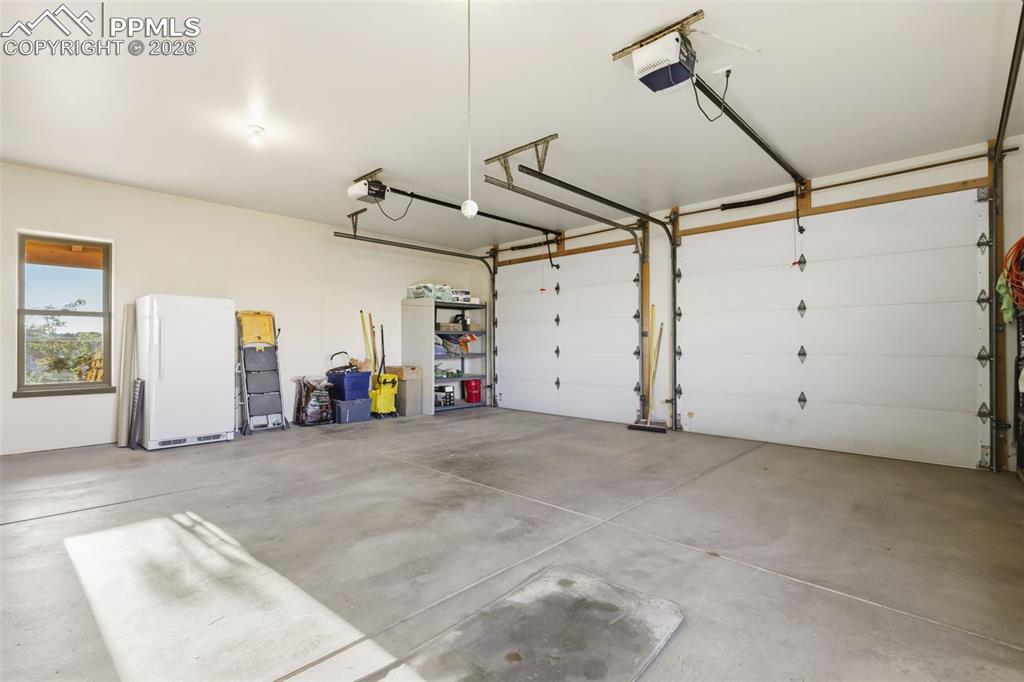 Image 31 of 45: Bedroom