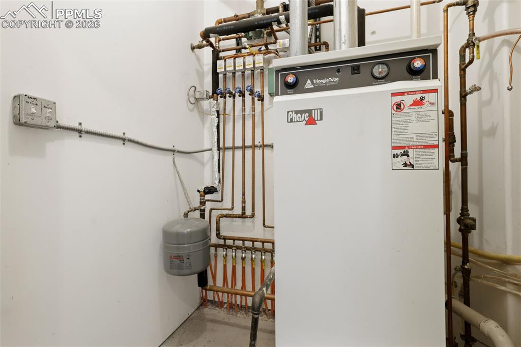 Image 32 of 45: Garage