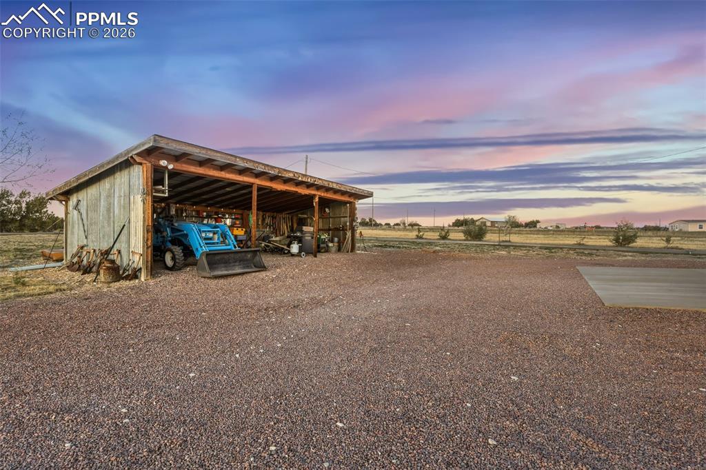 Image 35 of 45: Garage