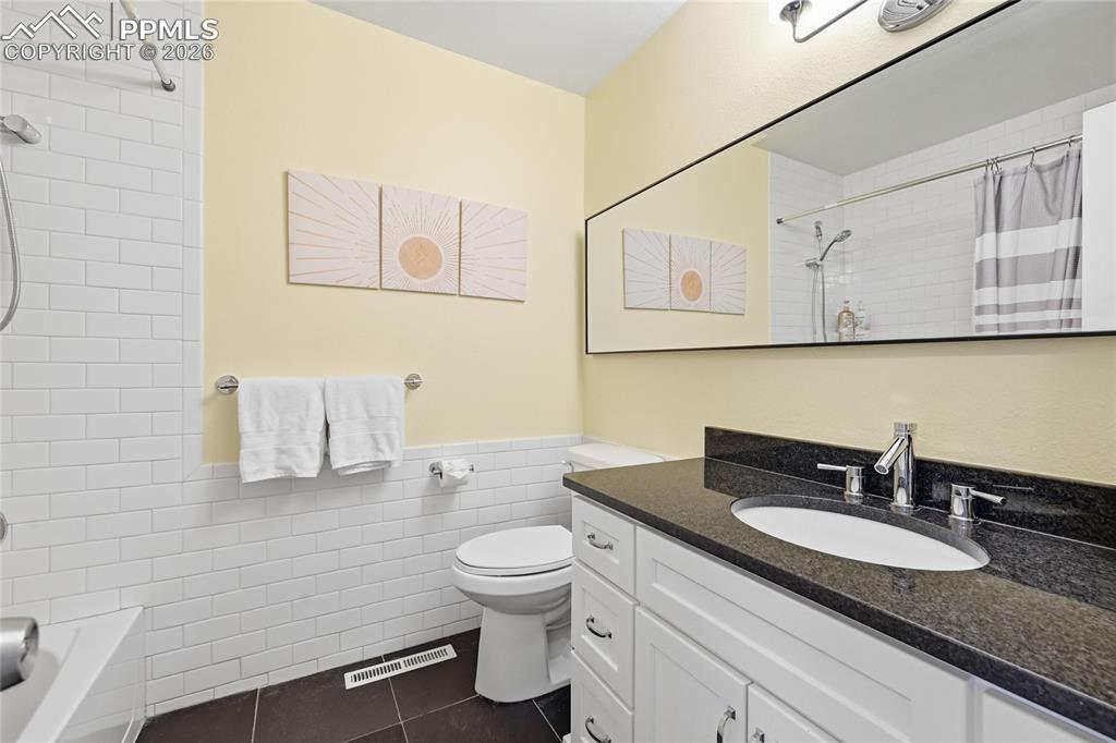 Image 18 of 42: Bathroom