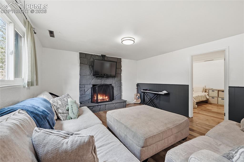 Image 21 of 42: Living Room