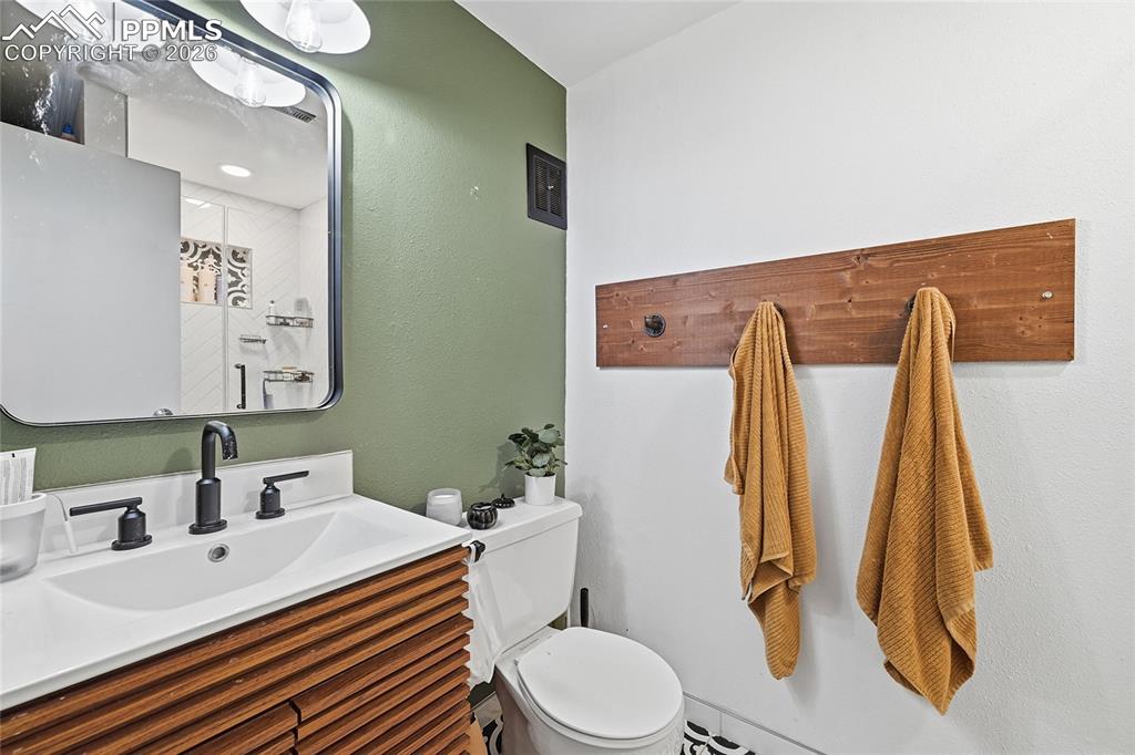 Image 25 of 42: Bathroom