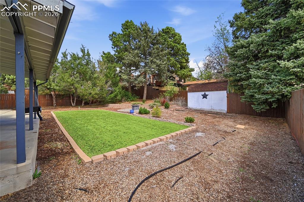 Image 28 of 42: Yard