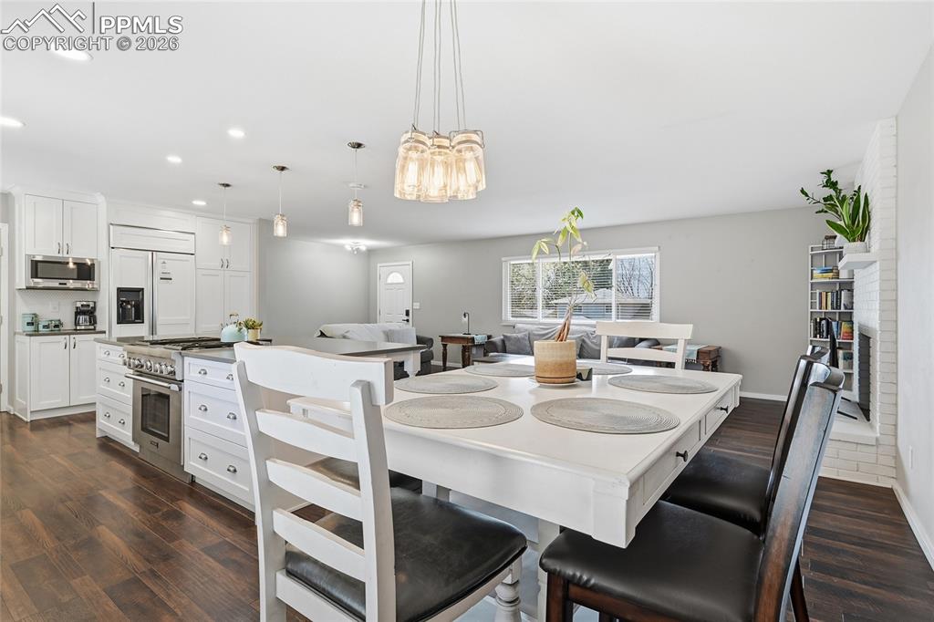 Image 9 of 42: Dining Area