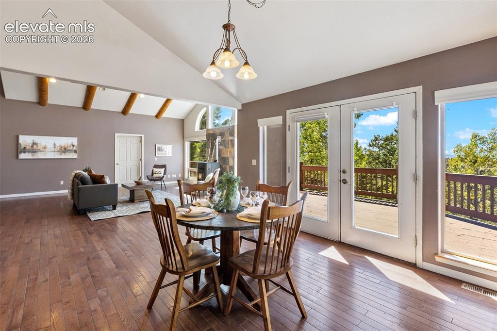 Image 10 of 50: Dining Area
