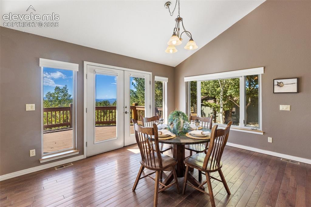 Image 11 of 50: Dining Area