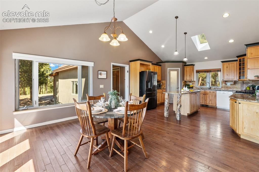 Image 12 of 50: Dining Room