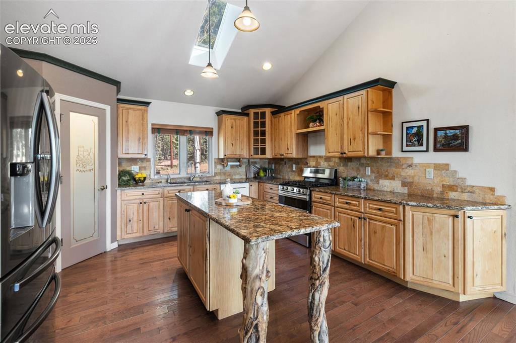 Image 14 of 50: Kitchen