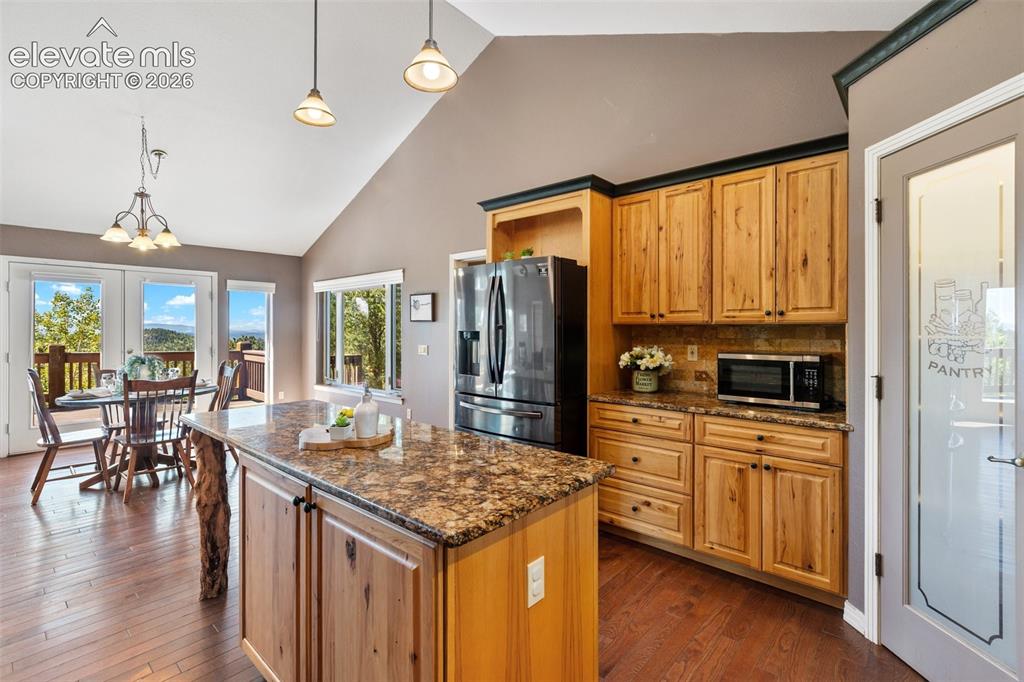 Image 15 of 50: Kitchen