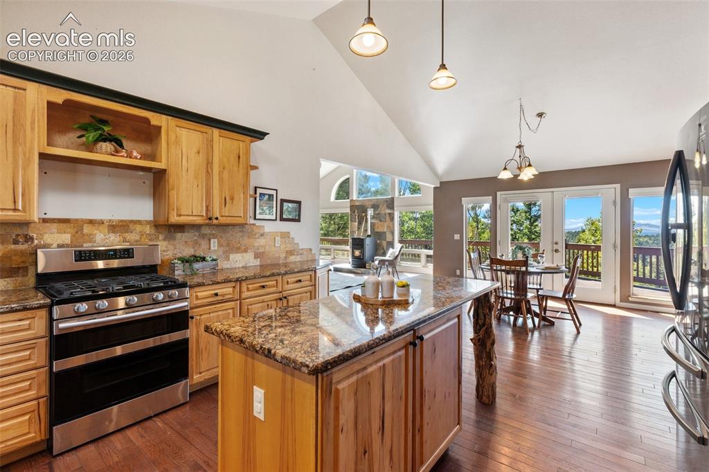 Image 16 of 50: Kitchen