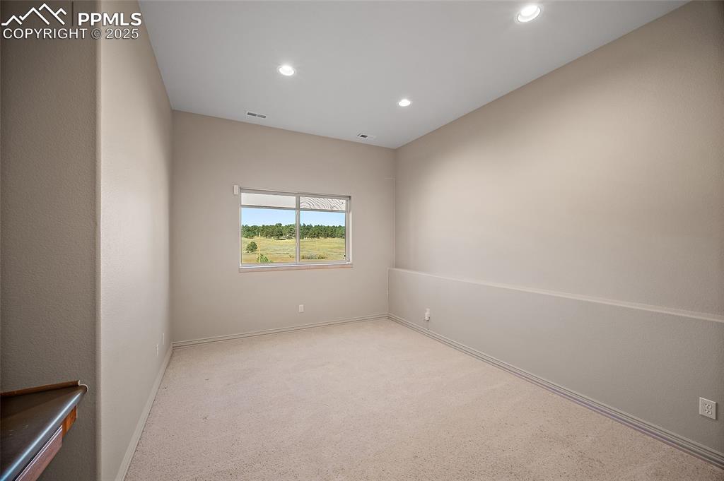 Image 16 of 50: Bedroom