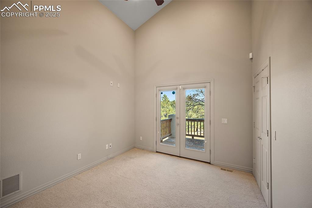 Image 19 of 50: Bedroom