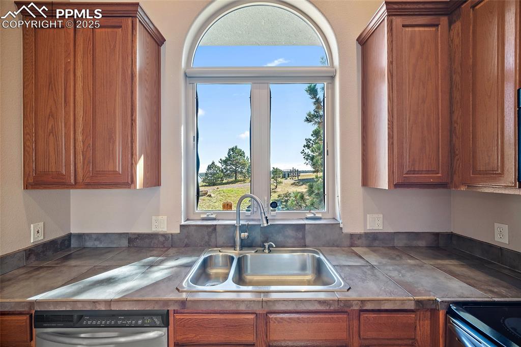 Image 21 of 50: Kitchen