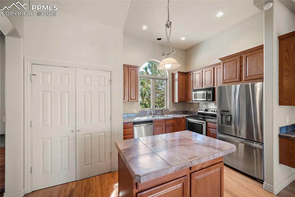 Image 22 of 50: Kitchen