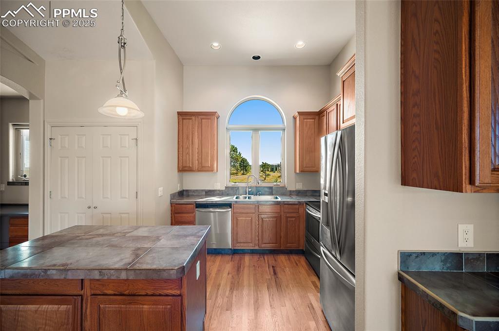 Image 23 of 50: Kitchen