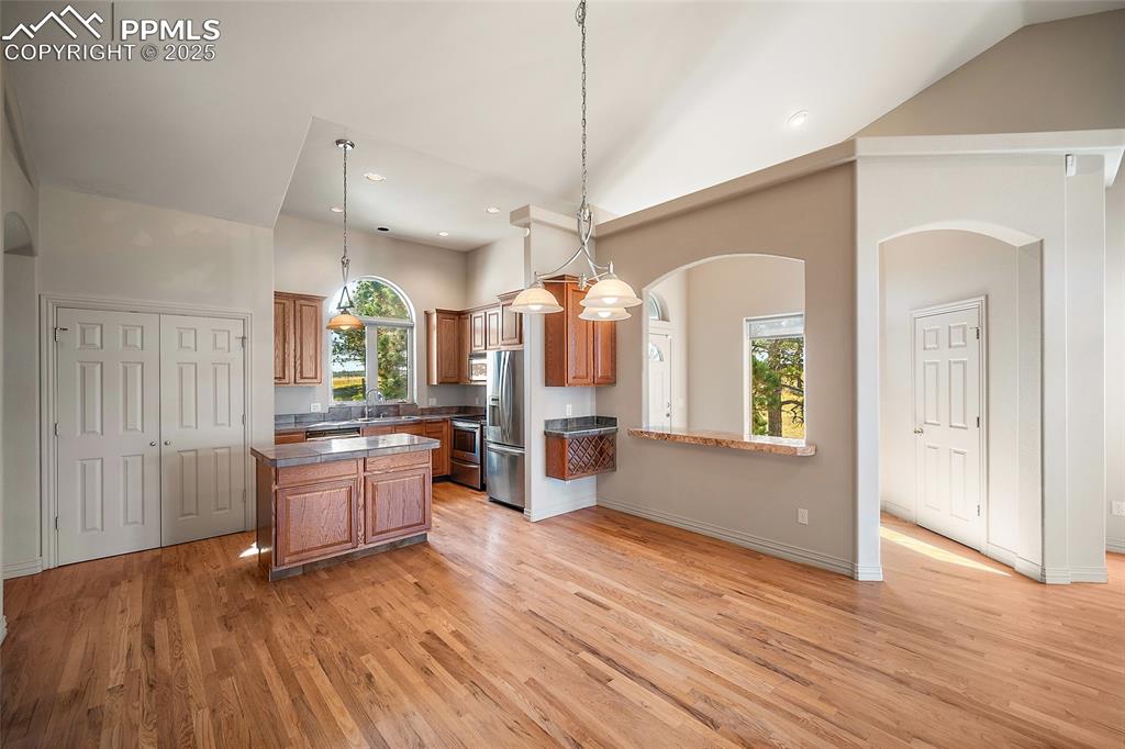 Image 24 of 50: Kitchen