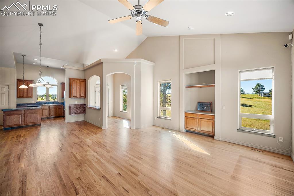 Image 26 of 50: Living Room