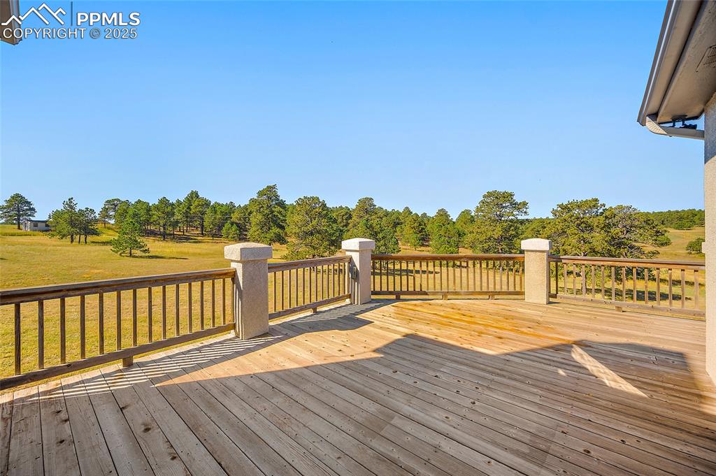 Image 28 of 50: Deck