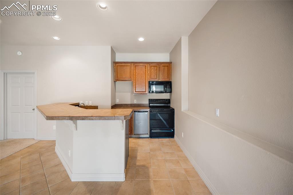 Image 30 of 50: Kitchen