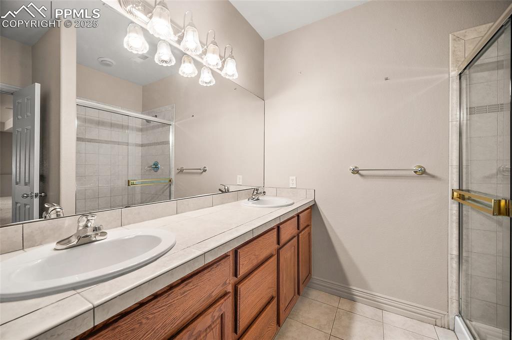 Image 32 of 50: Bathroom