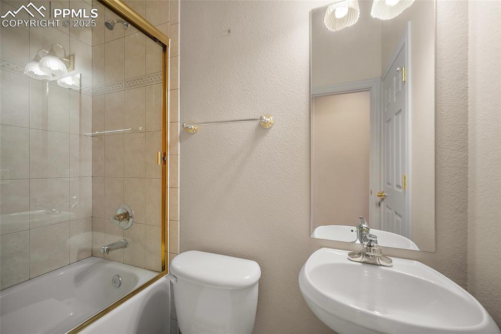 Image 33 of 50: Bathroom