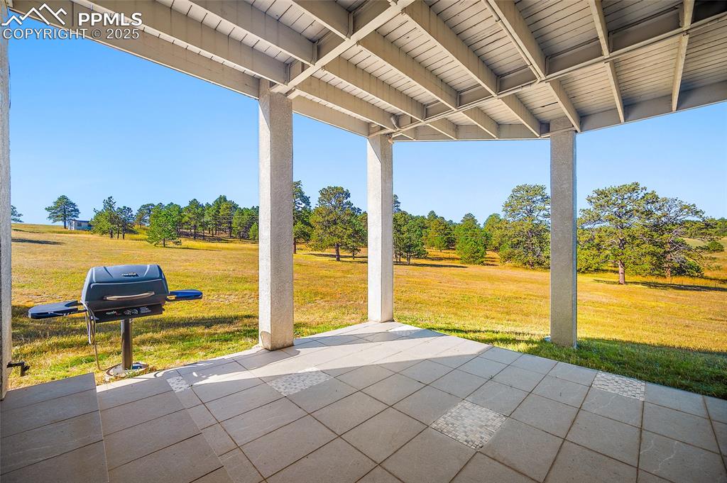 Image 34 of 50: Patio