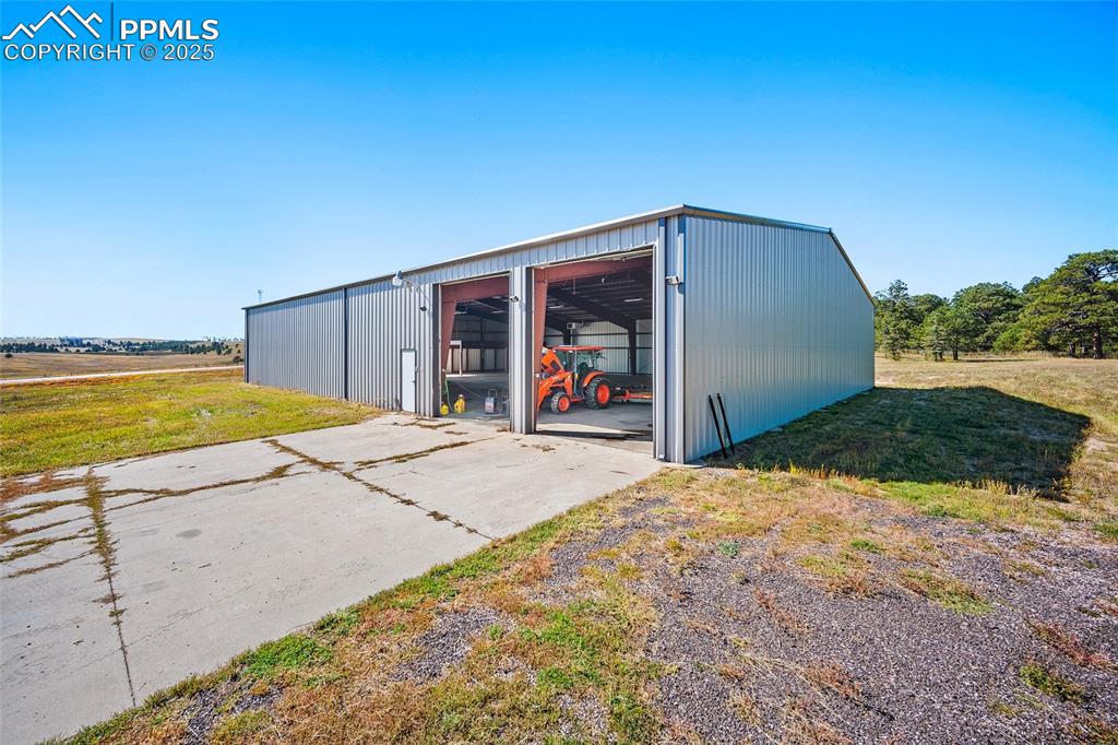 Image 4 of 50: Garage