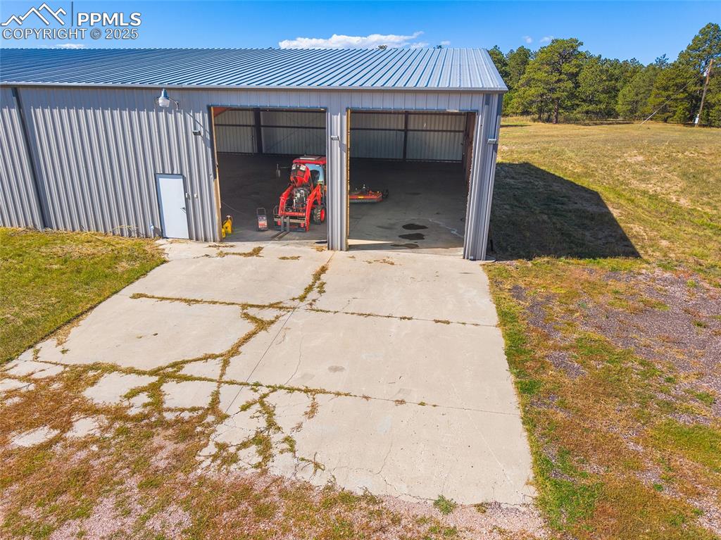 Image 47 of 50: Garage