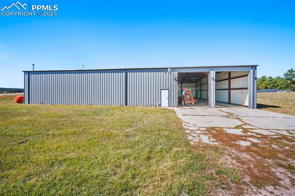 Image 5 of 50: Garage