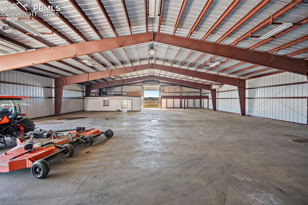 Image 6 of 50: Garage