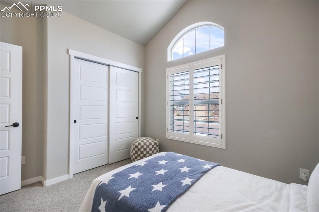 Image 28 of 50: Bedroom