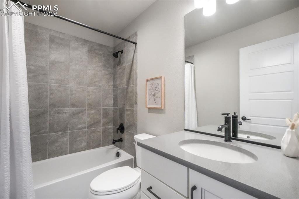 Image 30 of 50: Bathroom