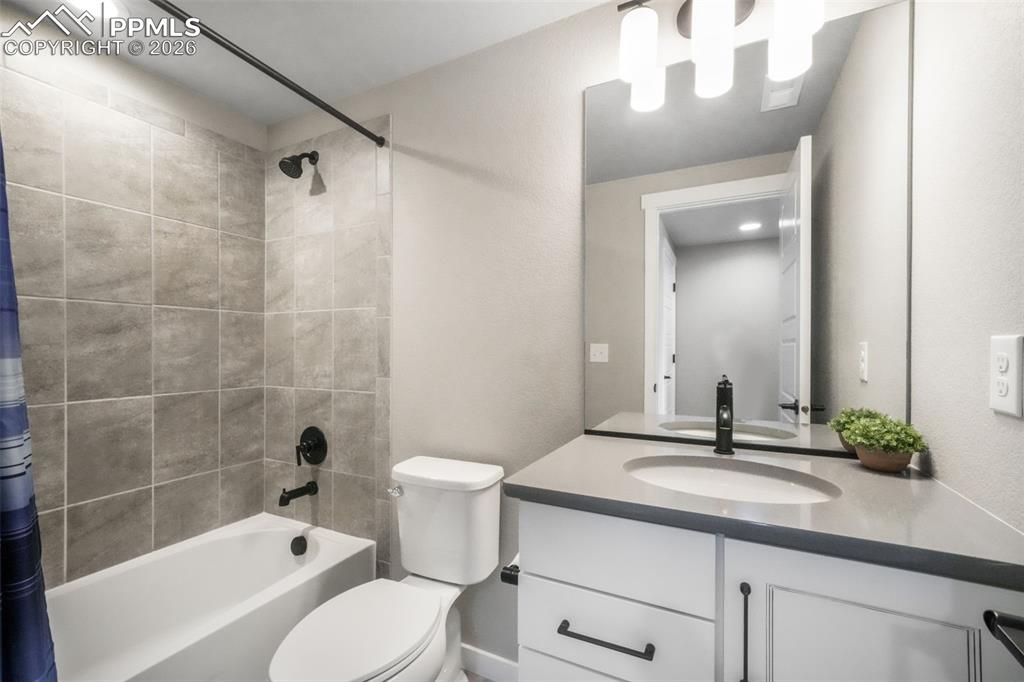 Image 38 of 50: Bathroom