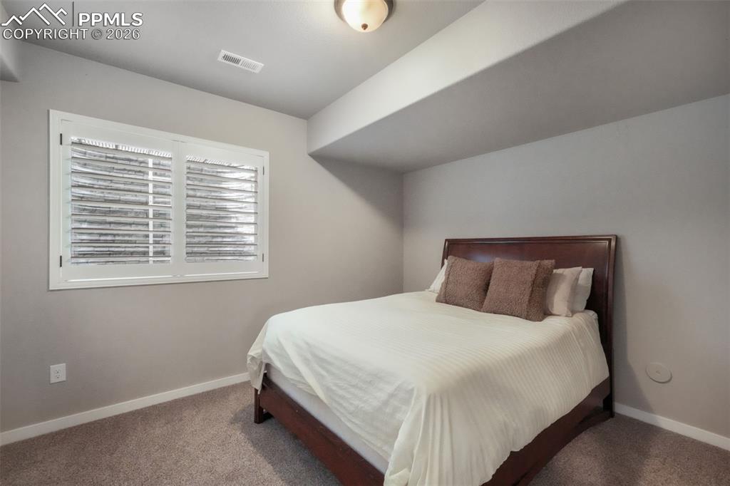 Image 39 of 50: Bedroom