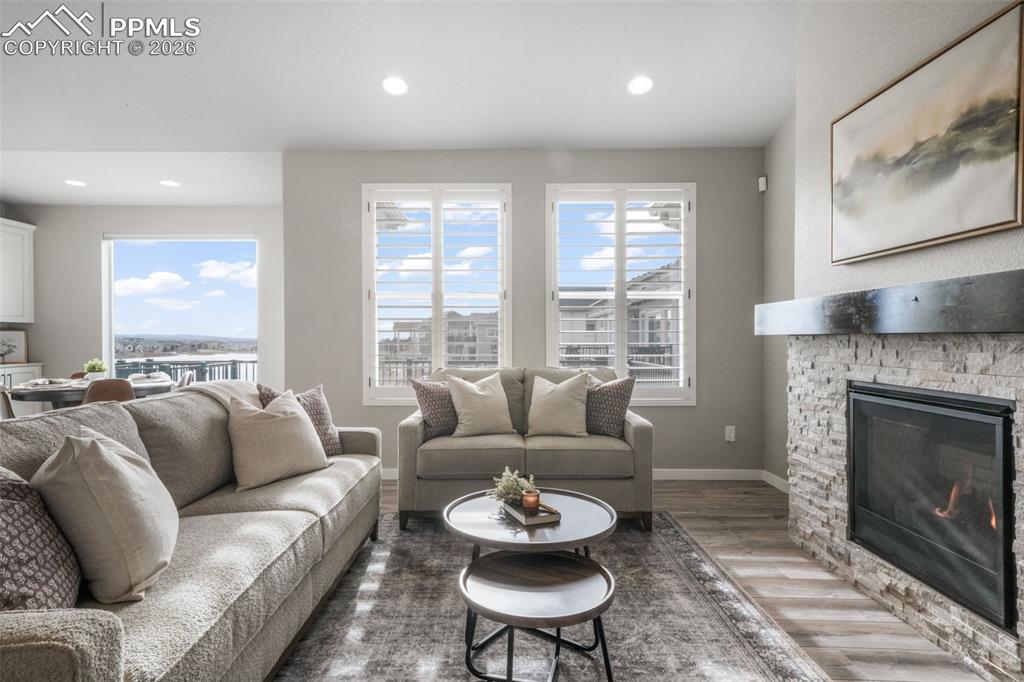 Image 4 of 50: Living Room