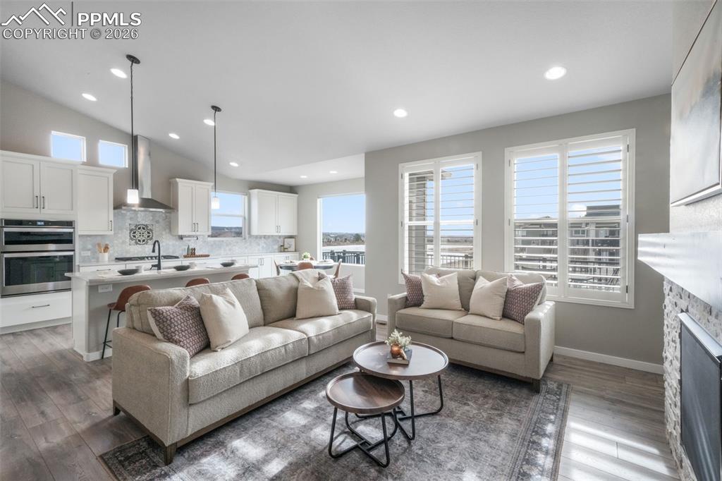 Image 5 of 50: Living Room