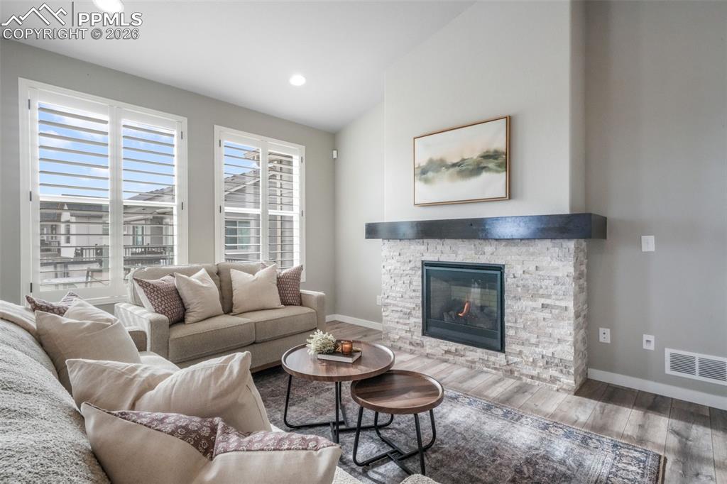 Image 8 of 50: Living Room