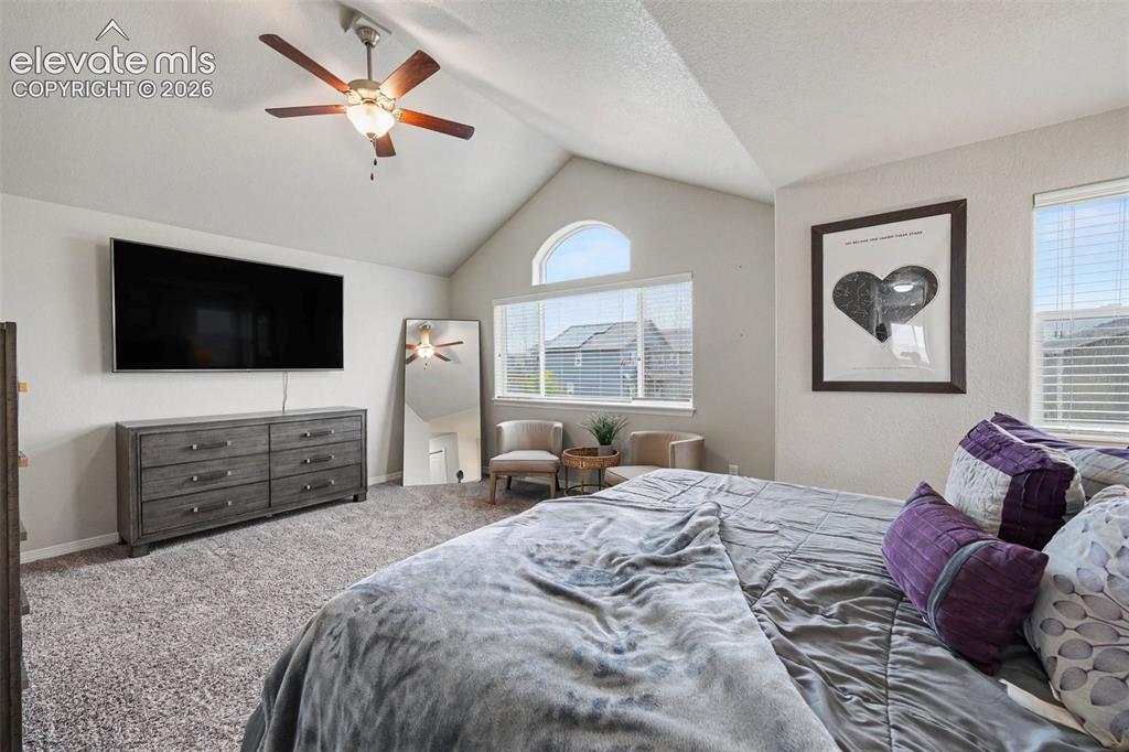 Image 5 of 15: Bedroom