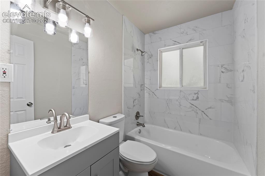 Image 17 of 18: Bathroom