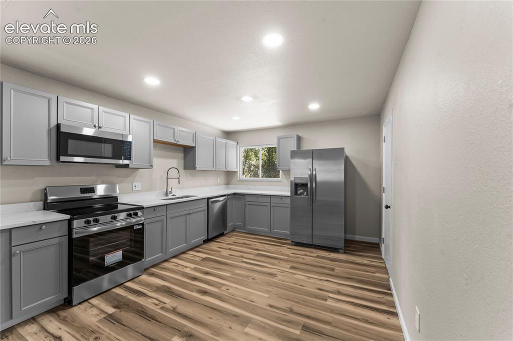 Image 7 of 18: Kitchen
