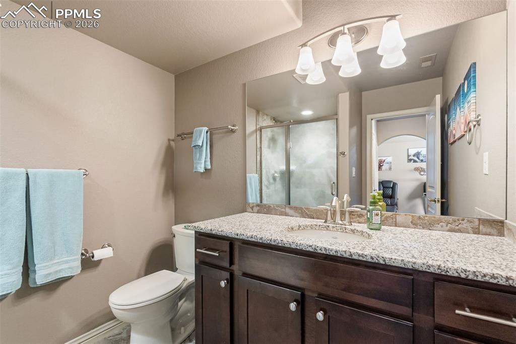 Image 23 of 49: Bathroom