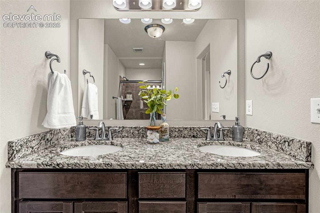 Image 16 of 44: Bathroom