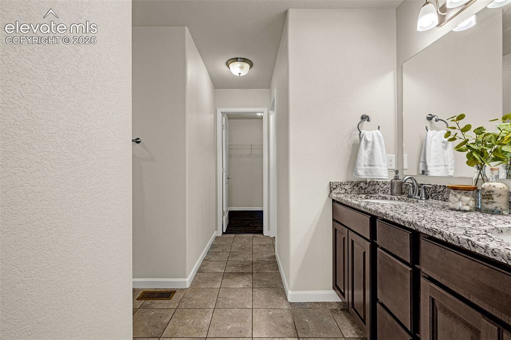 Image 17 of 44: Bathroom