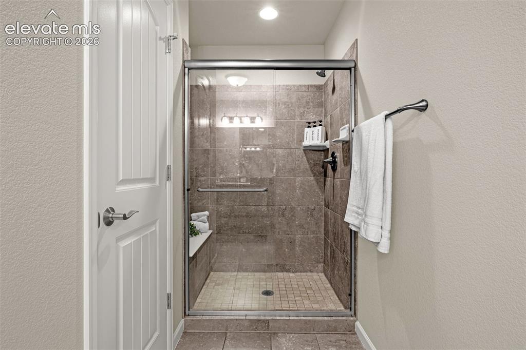 Image 18 of 44: Bathroom