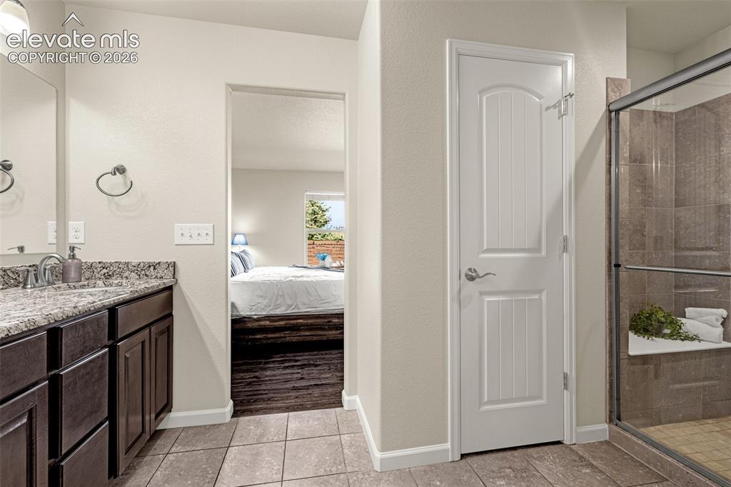 Image 19 of 44: Bathroom