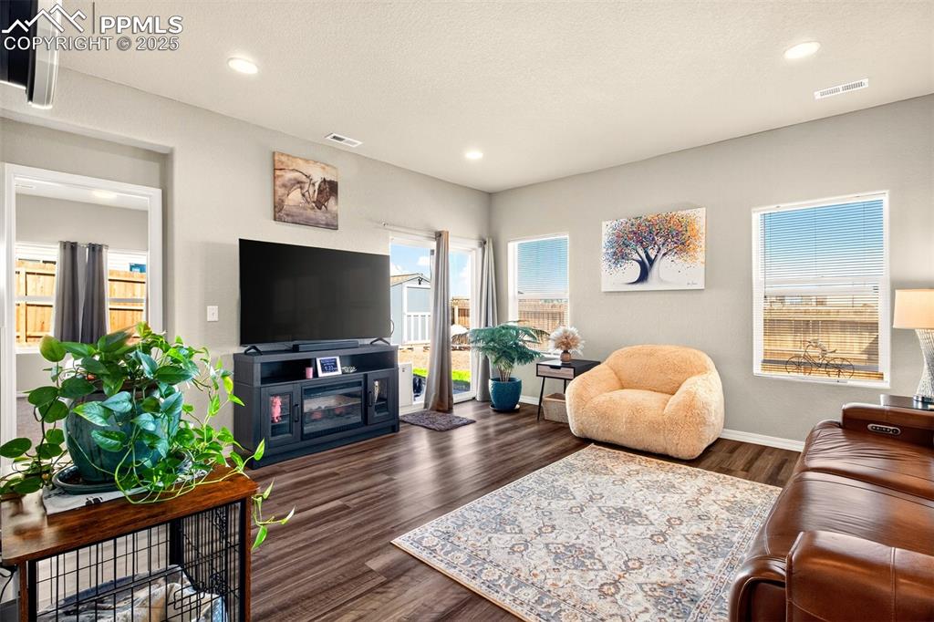 Image 10 of 31: Living room with 9
