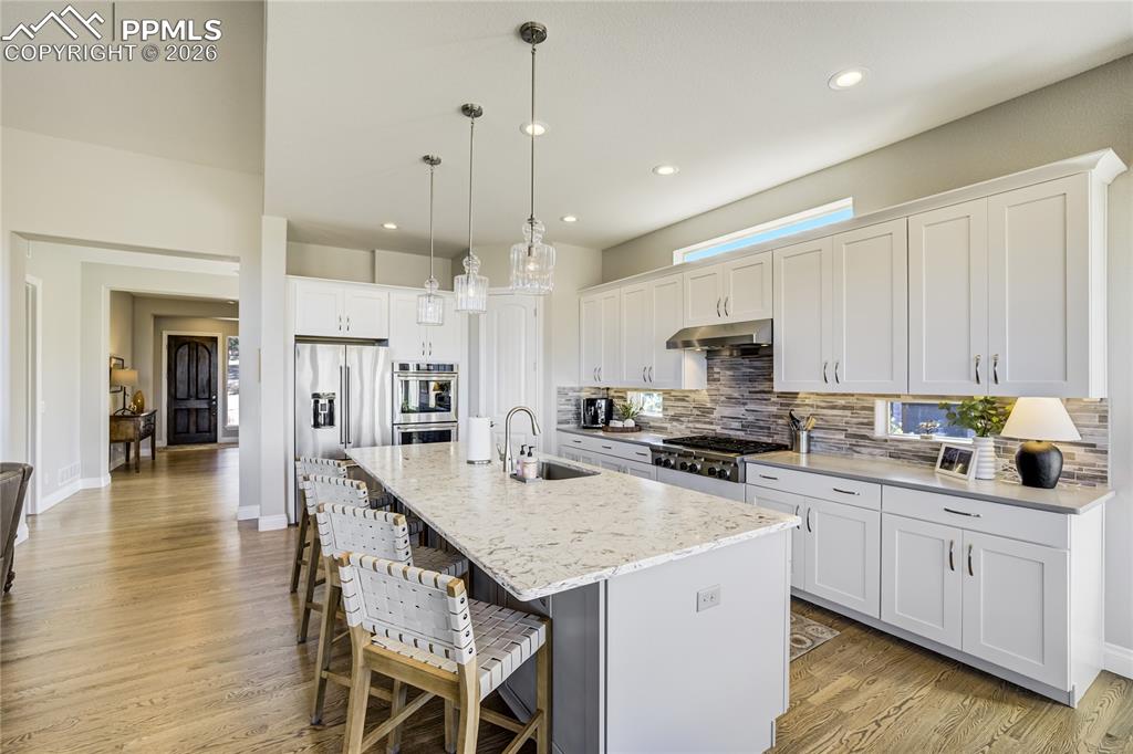 Image 10 of 50: Kitchen